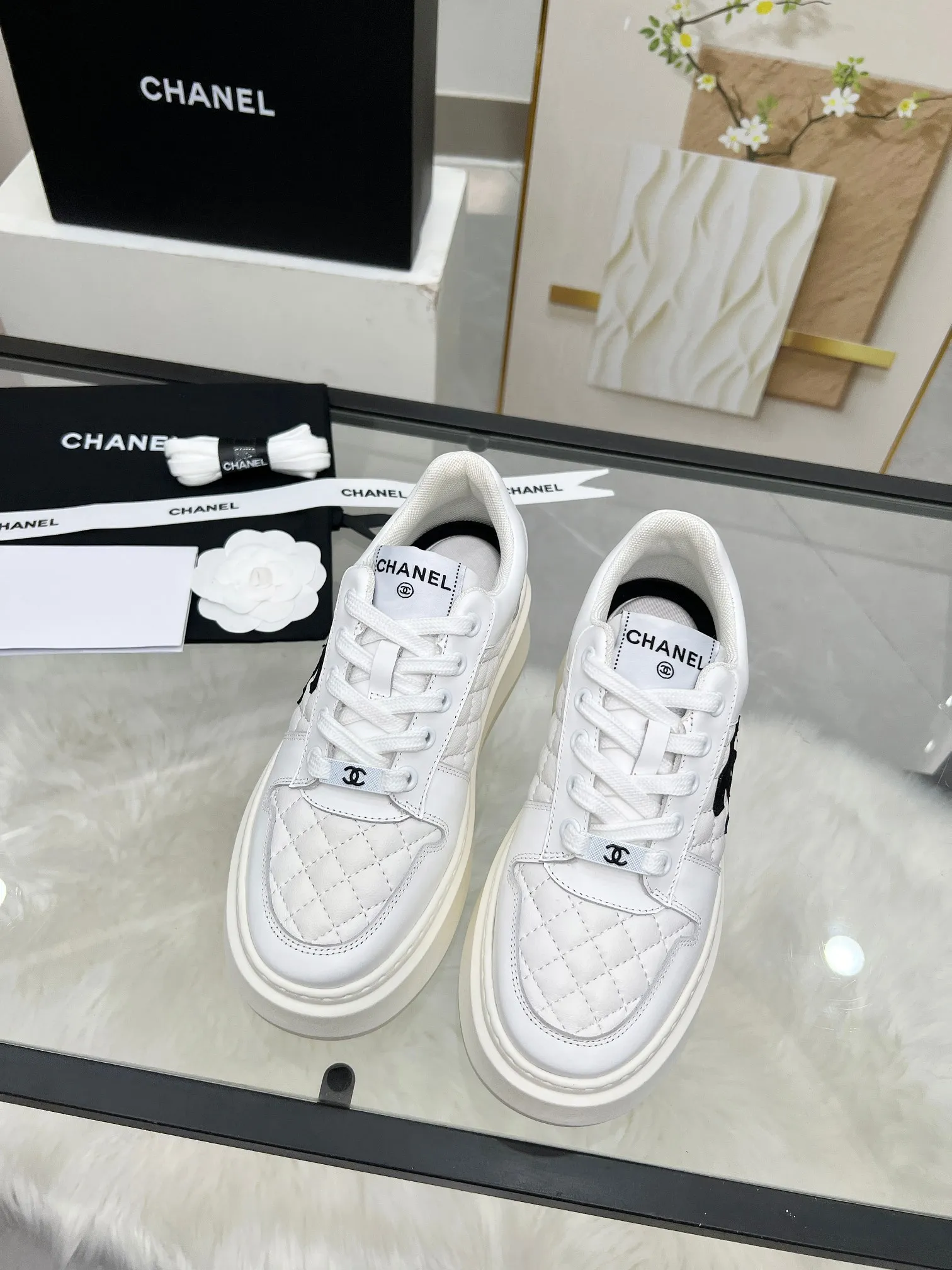 👟👟Ex-factory price 480👟👟 CHANEL 25C spring and summer new sports shoes official website is available at the same time ❤️ Counter out-of-stock kings. Major bloggers are recommending new styles on social days. This season’s new styles are simply eye-catching and look great on the feet. The casual casual sports style is refreshing and natural, interpreting Chanel’s fashionable femininity. The overall customization makes all sports models on the market at that time obsolete. This series is now available for sale! The upper is made of custom imported pebbled calf leather ➕ custom frosted calf leather. The lining is made of original one-to-one professionally customized mesh. Hardware accessories. Original full set of molds (not common in the market). Original custom molded TPU combination outsole. Height 4 cm. Women's size 35-39.